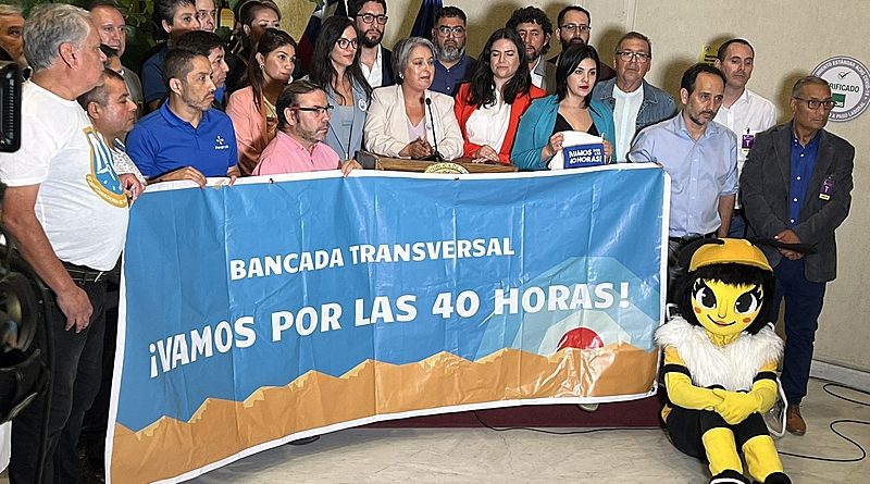 Proposta de campanha do presidente Gabriel Boric agora segue para a Câmara dos Deputados O Senado do Chile aprovou na terça-feira (21) uma proposta de reforma da legislação trabalhista do país que diminuí o número de horas máximas trabalhadas por semana de 45 para 40. Aprovado de maneira unânime, com 45 votos, o texto também estabelece que os trabalhadores poderão ter três dias de folga por semana e negociar a distribuição de sua carga horária em diferentes semanas. Antes de virar lei, o projeto de lei ainda precisa ser aprovado pela Câmara dos Deputados e ser sancionado pelo presidente Gabriel Boric. A expectativa do governo, que patrocina a proposta e a usou como um dos motes da campanha presidencial, é sancionar a lei durante o Dia do Trabalhador, no 1° de maio. De acordo com a proposta de lei, a diminuição da jornada de trabalho seria aplicada gradualmente. Em 2024, a jornada máxima seria reduzida para 44 horas; em 2026, 42 horas. Em 2028, a jornada passará a ser limitada a 40 horas. A lei estabelece que não poderá haver diminuição do salário com a diminuição das horas trabalhadas. A ministra do Trabalho, Jeannette Jara, explicou em entrevista como pode funcionar a negociação para os três dias de folga semanais. "Os trabalhadores vão poder usufruir desta redução do horário de trabalho através de um mecanismo que, em vez de reduzir um número de horas diárias, o que faz é que trabalhem quatro dias, num regime de, por exemplo, 10 horas por dia e fiquem com três dias de folga", disse à rede de televisão TVN. Jara destacou que existe uma cláusula de "adaptabilidade" na lei que permite que um trabalhador negocie com seu patrão trabalhar 35 horas em uma semana e 45 em outra, para conseguir uma média 40 horas semanais. "Nós fizemos isso pensando na qualidade de vida dos trabalhadores e trabalhadoras, esperamos que isso gere uma mudança significativa nos estilos de vida. Não apenas mais tempo para descansar, como dizia a ministra Jara, [tempo] para compartilhar em família, em comunidade, para realizar outros trabalhos que são próprios da vida, para ter um bom parceiro, para amar-se. E para ter, também, melhor disposição para o trabalho", afirmou a Secretária-geral do Governo, Camila Vallejo, após a votação no Senado. (BF) Imagem: Twitter Subsecretária do Trabalho do Chile